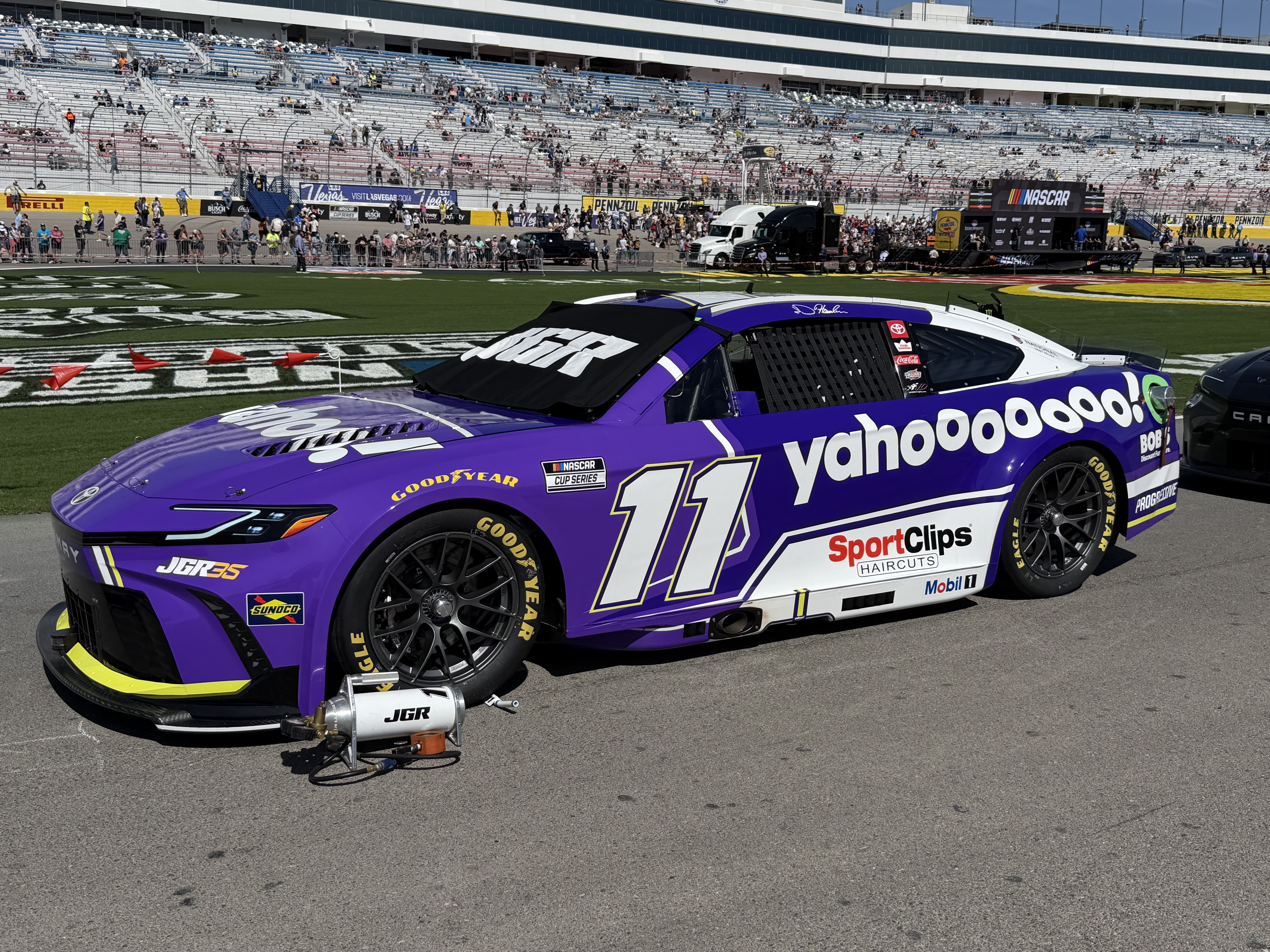 Denny Hamlin – Hamlin kételkedik, hogy a Chevrolet ugyanazt az információt adja az RCR-nek, mint a Hendricknek
