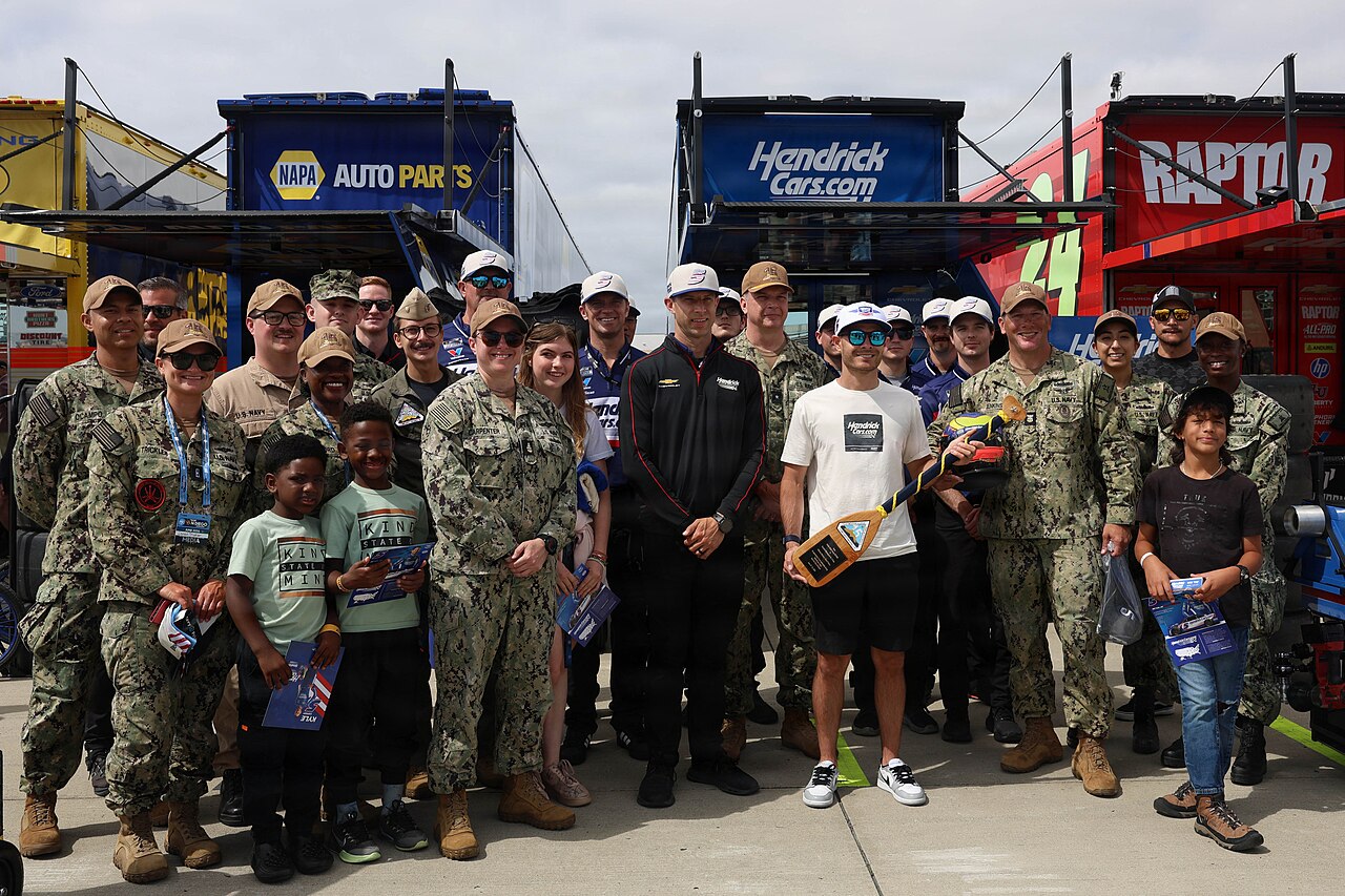NASCAR driver Kyle Larson hosts tour for CSG 15 Sailors (3) 9763215