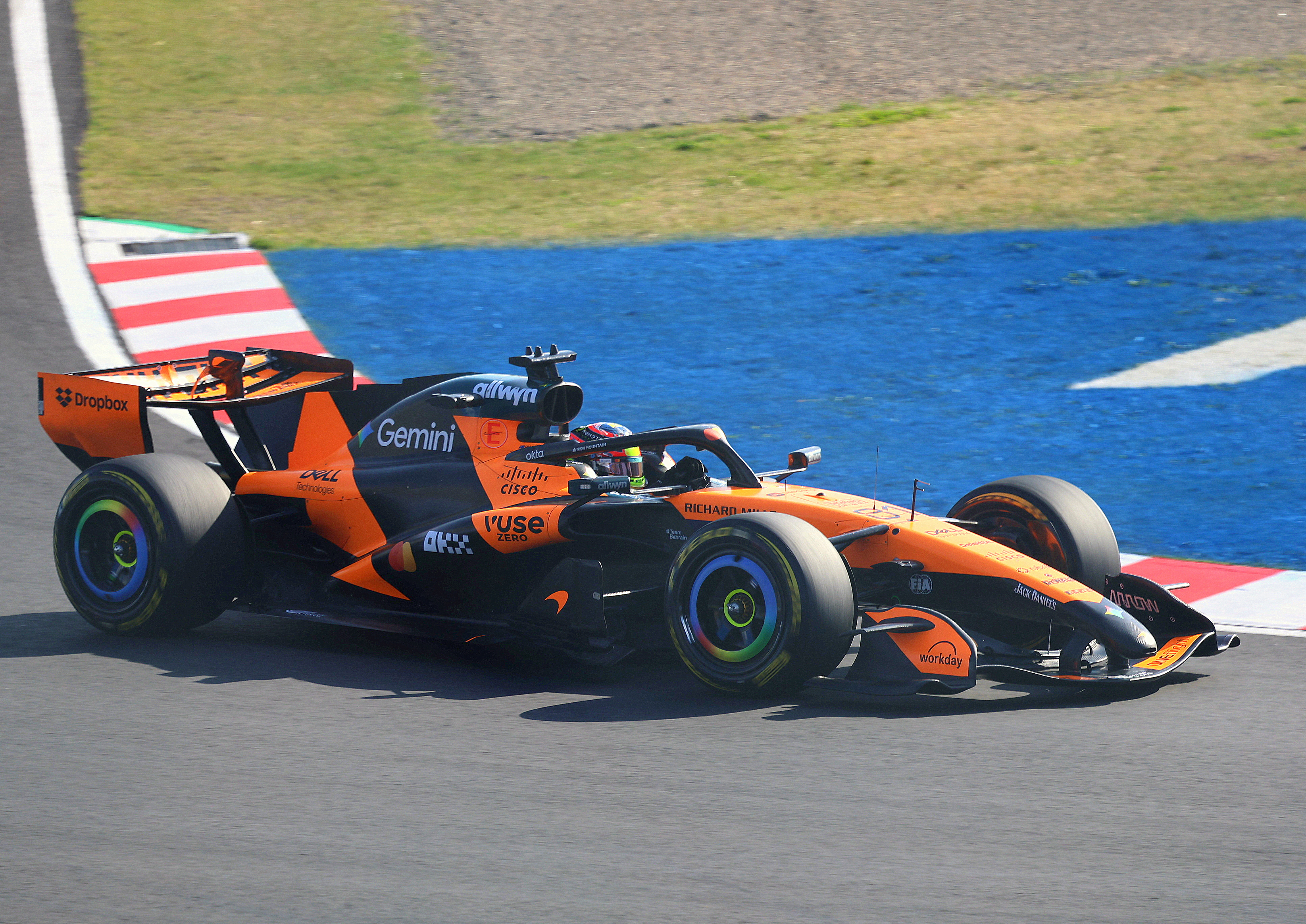 Mclaren MCL40, Oscar Piastri enters the Nissin Brake Hairpin at Suzuka during the 2026 Japanese GP