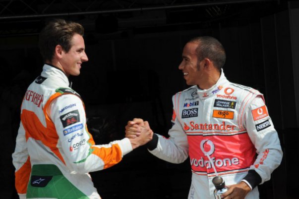 Hamilton megdöbbentő lépése: Sutilért imádkozott a F1 szenzációs pillanatai között