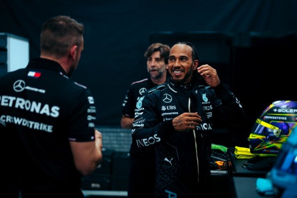 Hamilton titokban, Perez a nyitott ülésért harcol – friss F1-es hírek