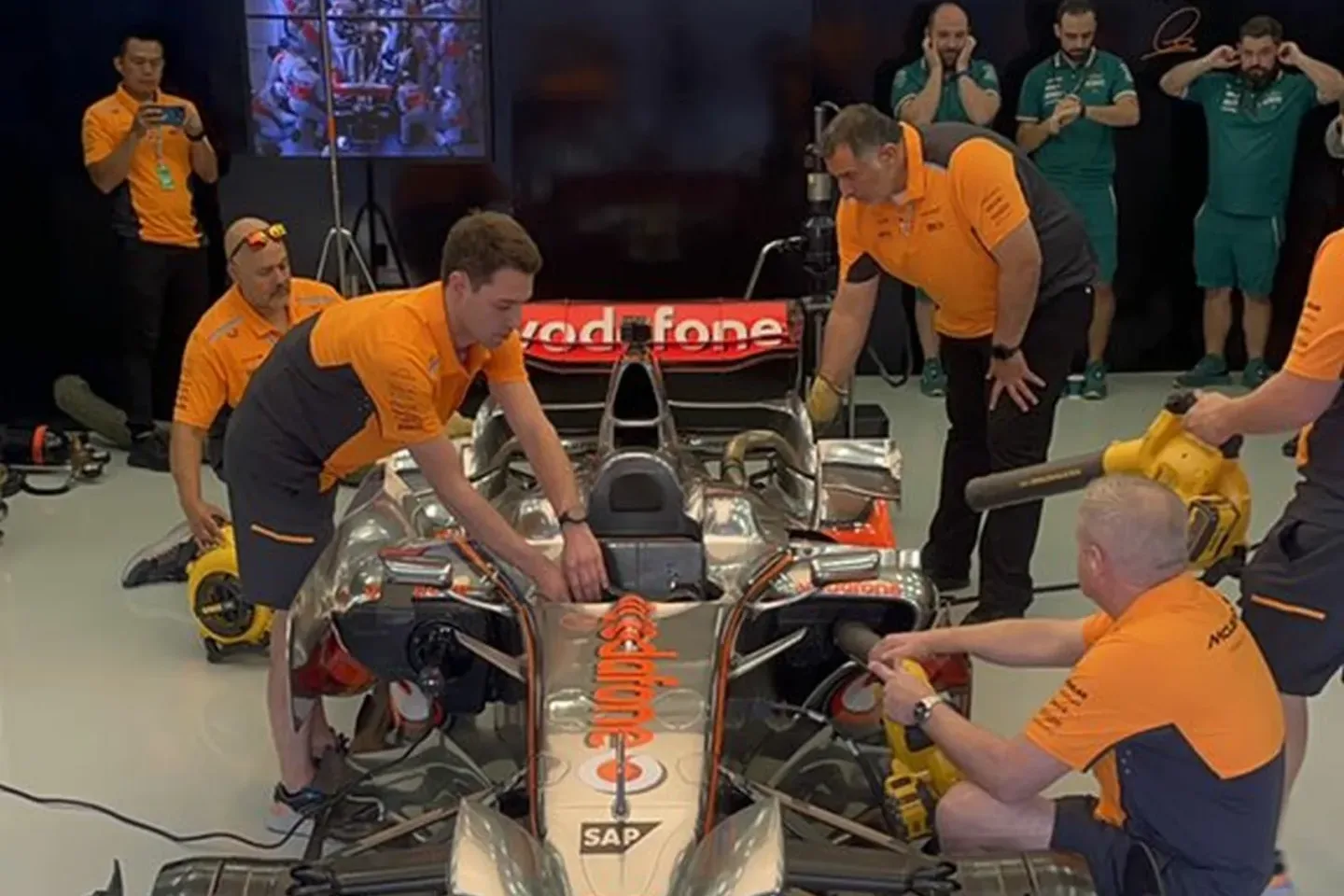 Hamilton legendásan győzelmes autójának dübörgésével rajtolt a bahreini F1-es hétvégé