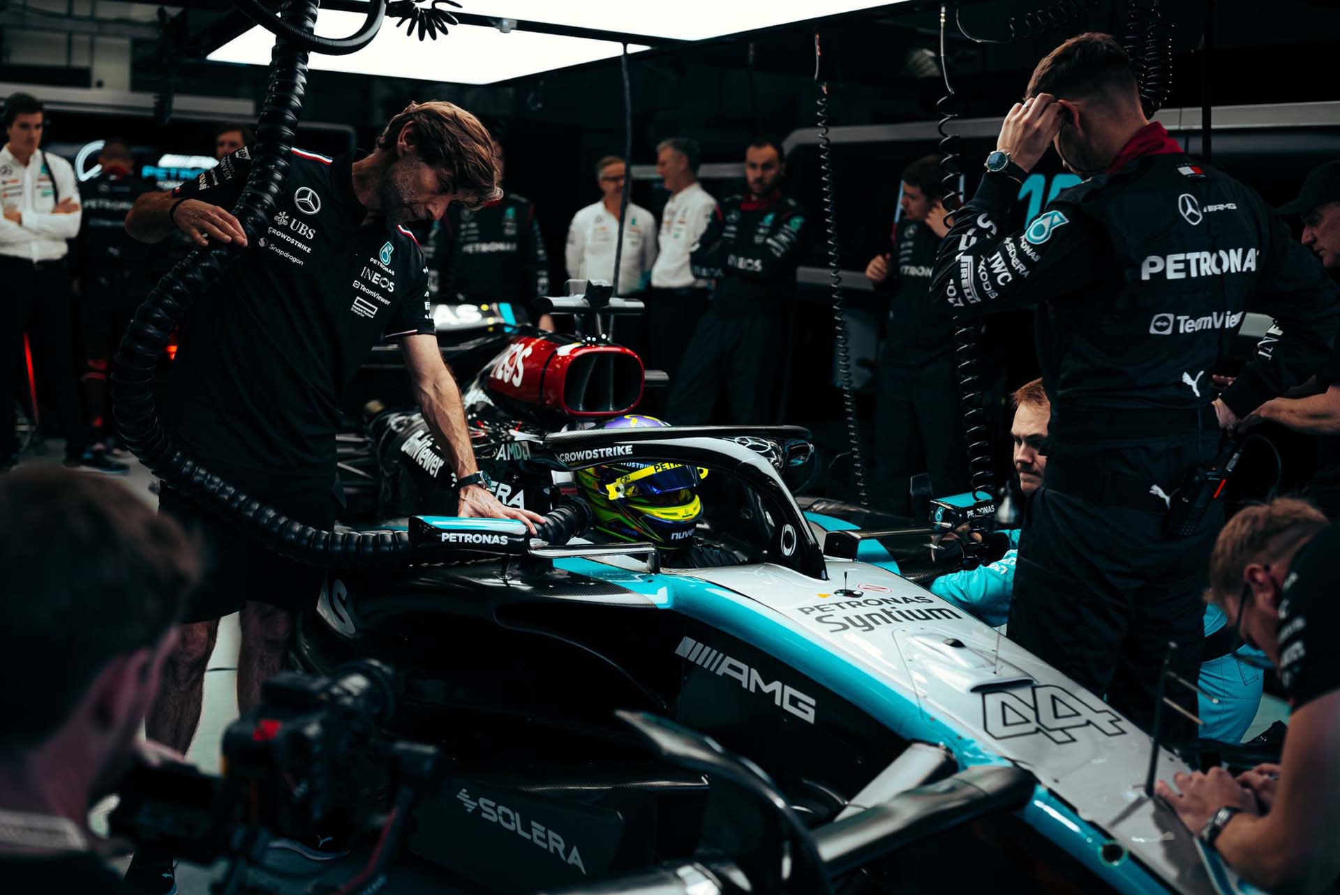 Hamilton meglepetésére a Mercedes hirtelen javulása: Russell figyelmeztet