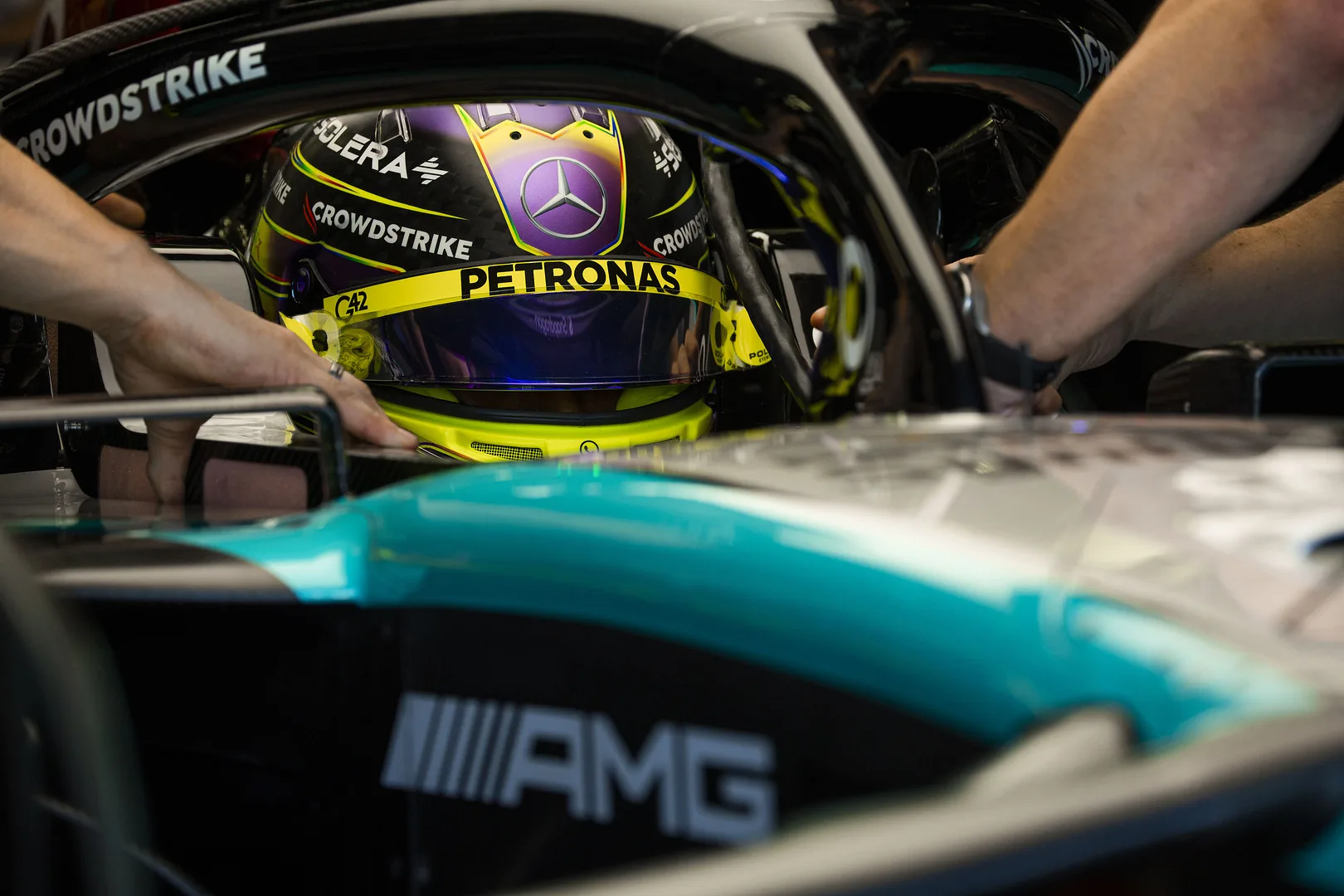 Hamilton megmentette a Mercedesek csapattársi helyzetét, Schumacher viszont nem