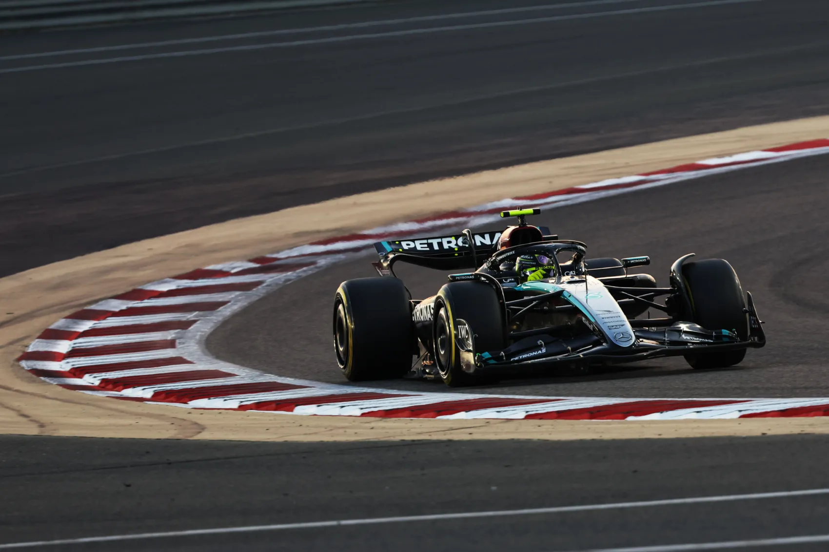 Hogyan befolyásolja Max Verstappen Lewis Hamilton szerződését a Mercedesnél?