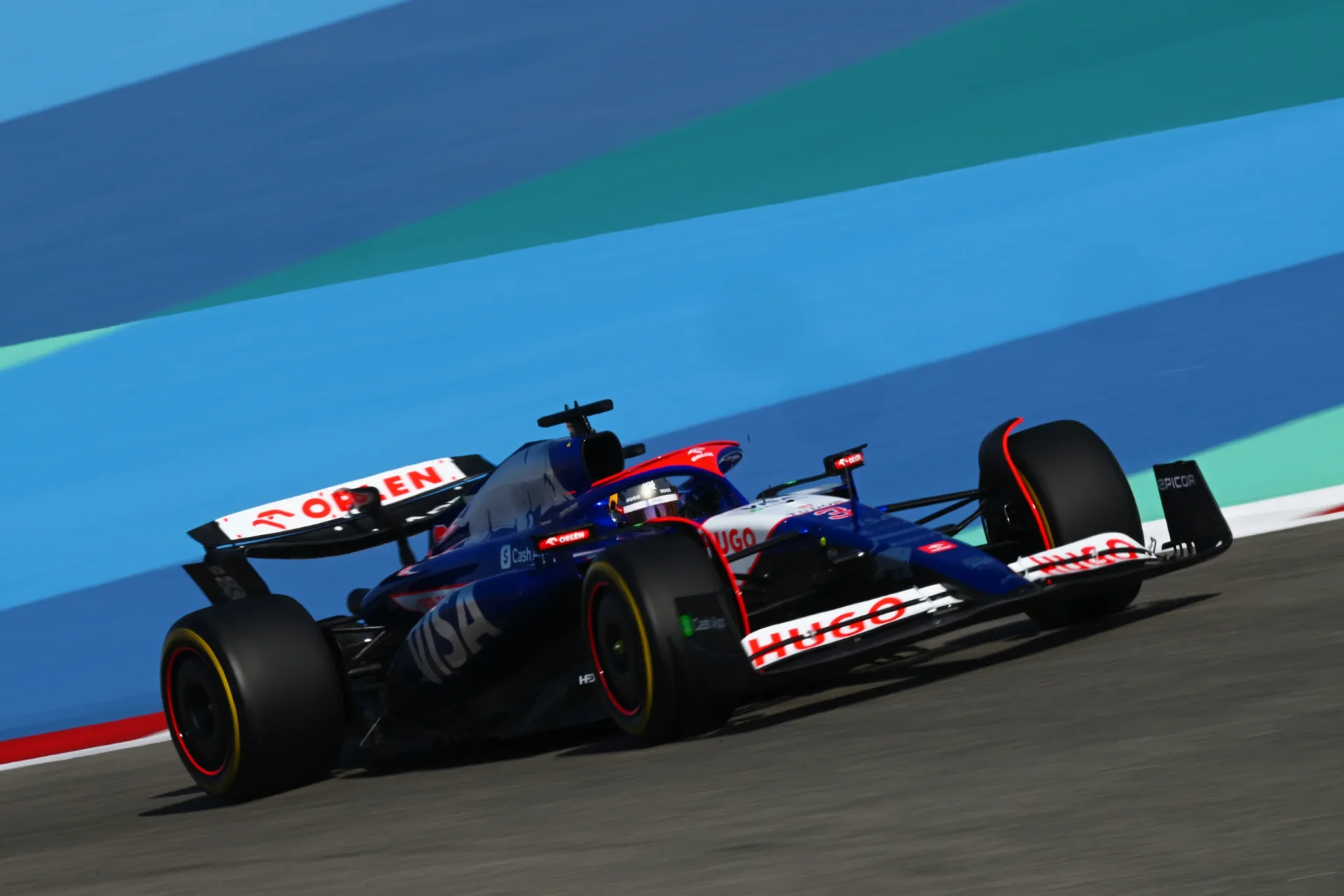 Ricciardo és a Red Bull kiscsapat meghódítják Bahreint az első edzésen