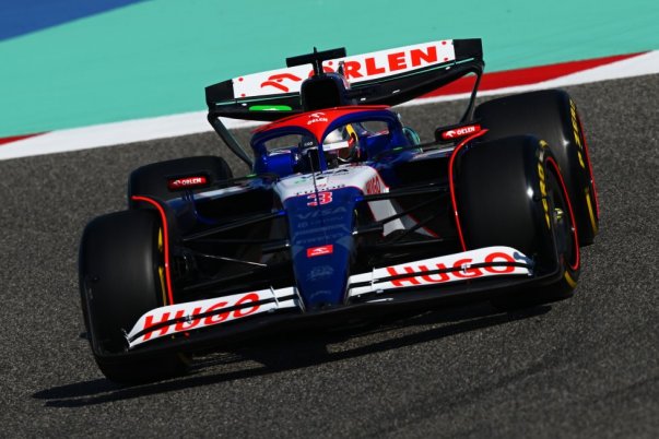 Az ausztrál pilóta, Daniel Ricciardo győzelmével indult a bahreini szezonnyitó