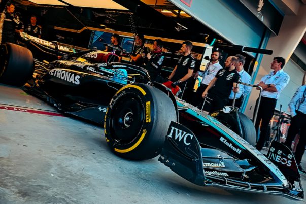Az „Elemző szerint a Mercedes F1 autója hagyományosabb megközelítést képvisel” cím lehet hatásos erre a témára.