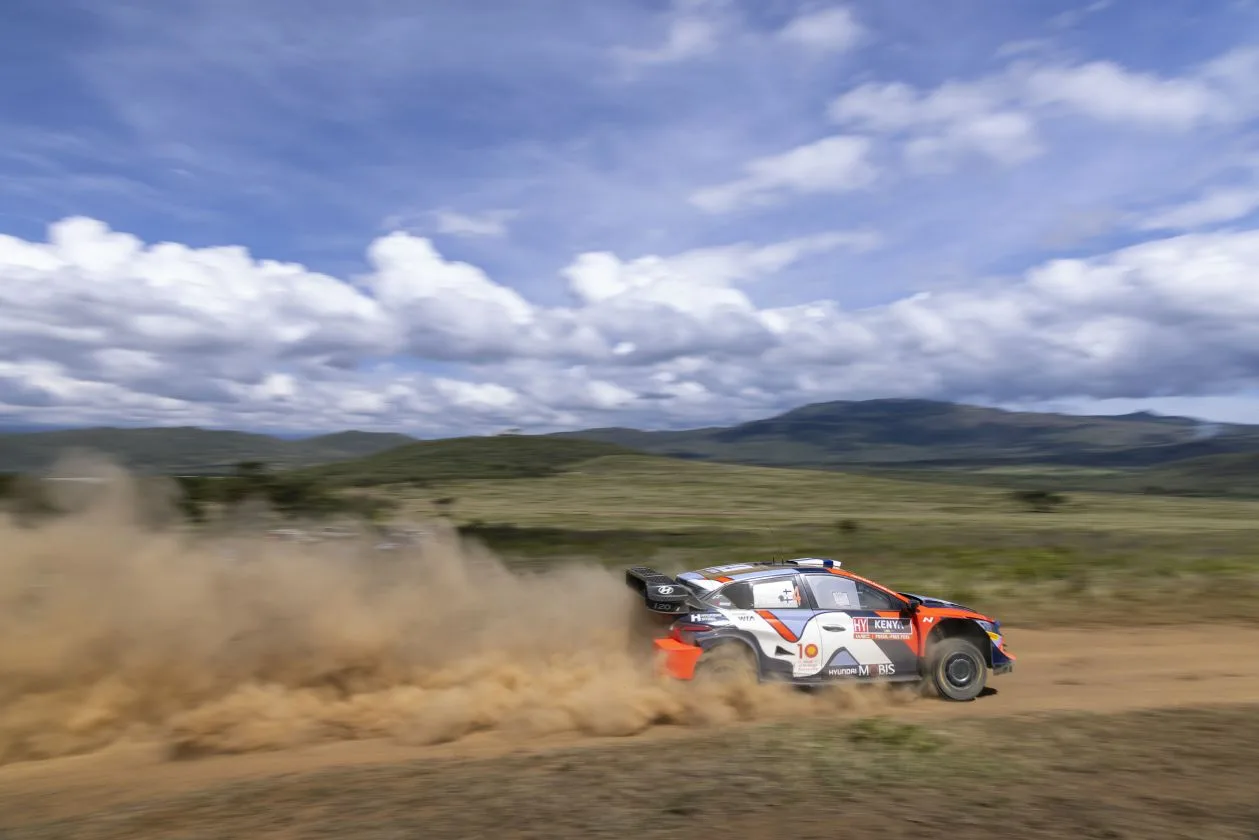 Hyundai WRC-s pilóta az első kieső Kenyában: Noha Futamgyőztes, Újabb Kihívások Várnak