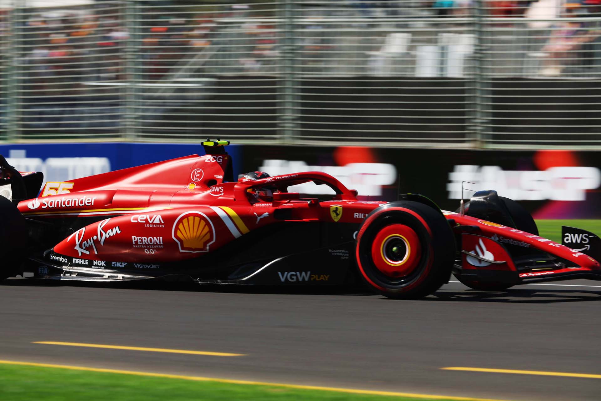 Sainz vezetésével Ferrari diadal Melbourne-ben, Verstappen kiesett!