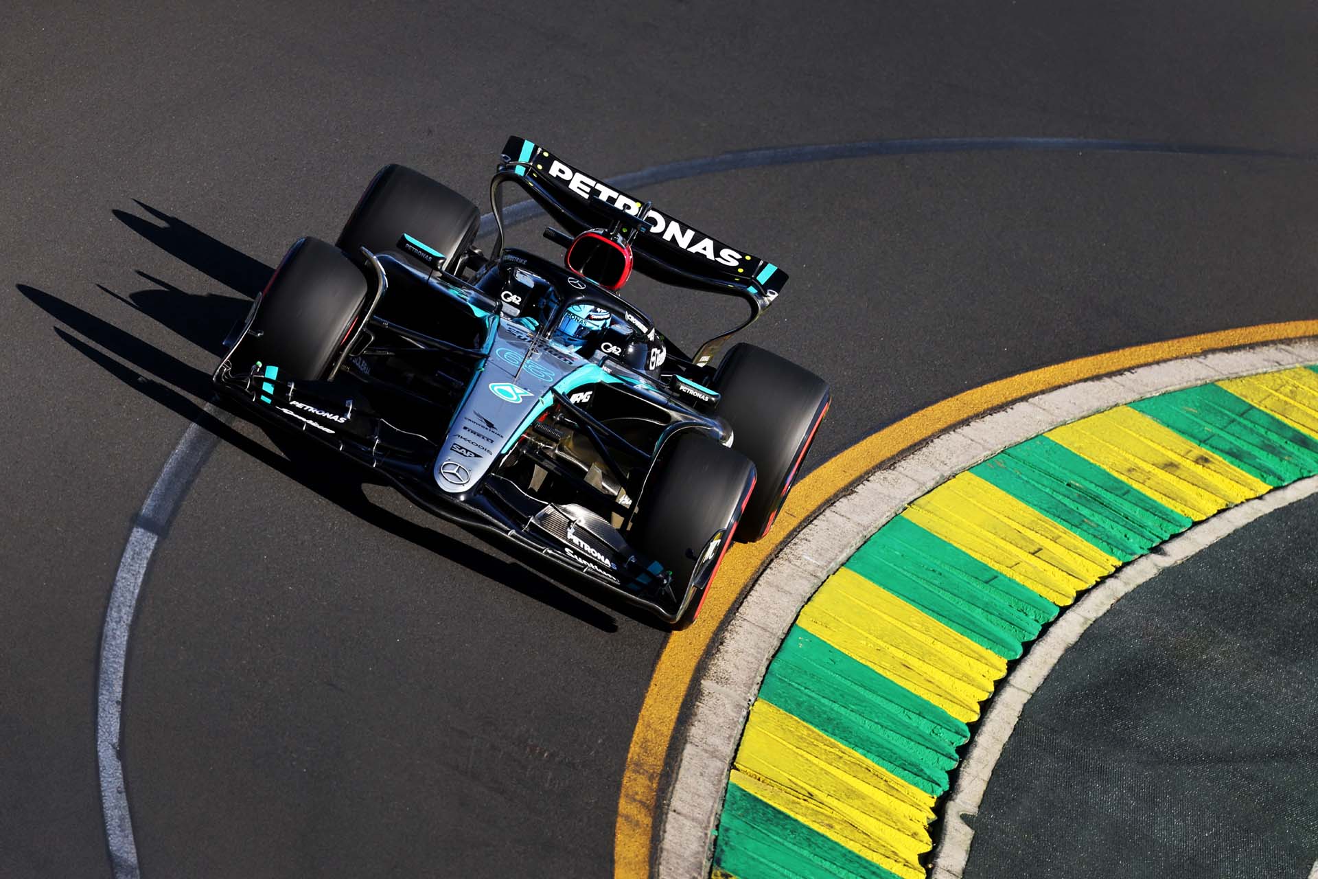 A Mercedes gyengeségét felfedezik Russell során az F1 pályán