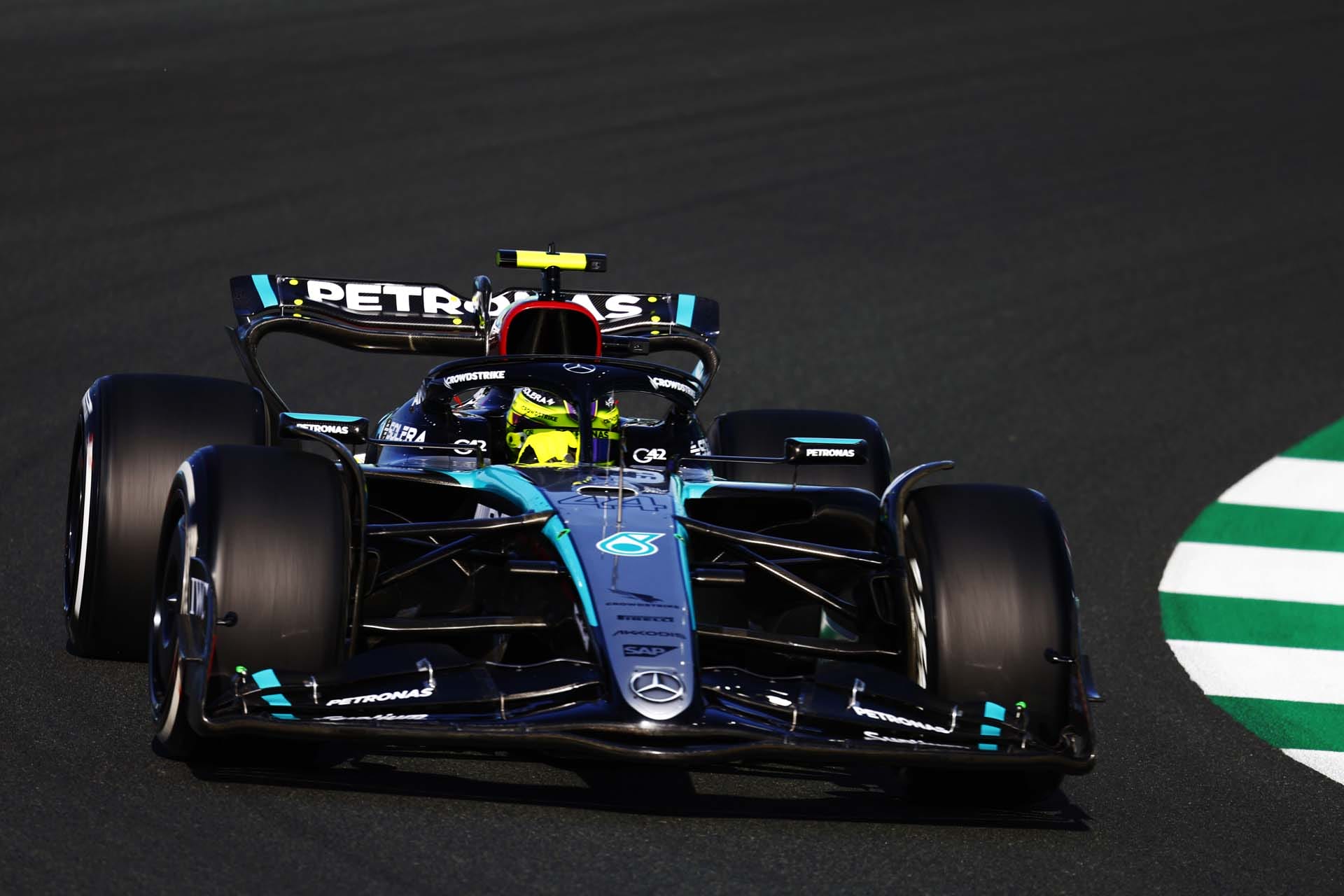 Hamilton figyelmezteti a Mercedes csapatát: Nehéz versenyek jönnek