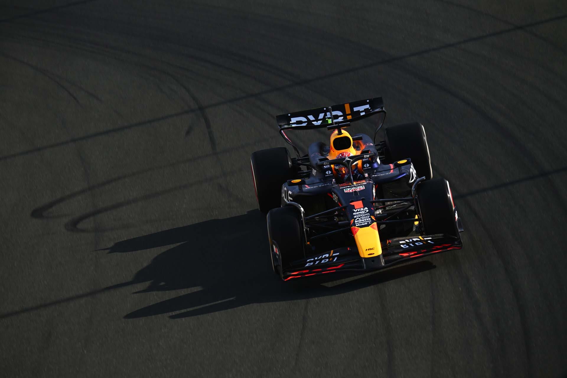 A Verstappen-Alonso párharc az élen: izgalom a szaúdi nyitóedzésen