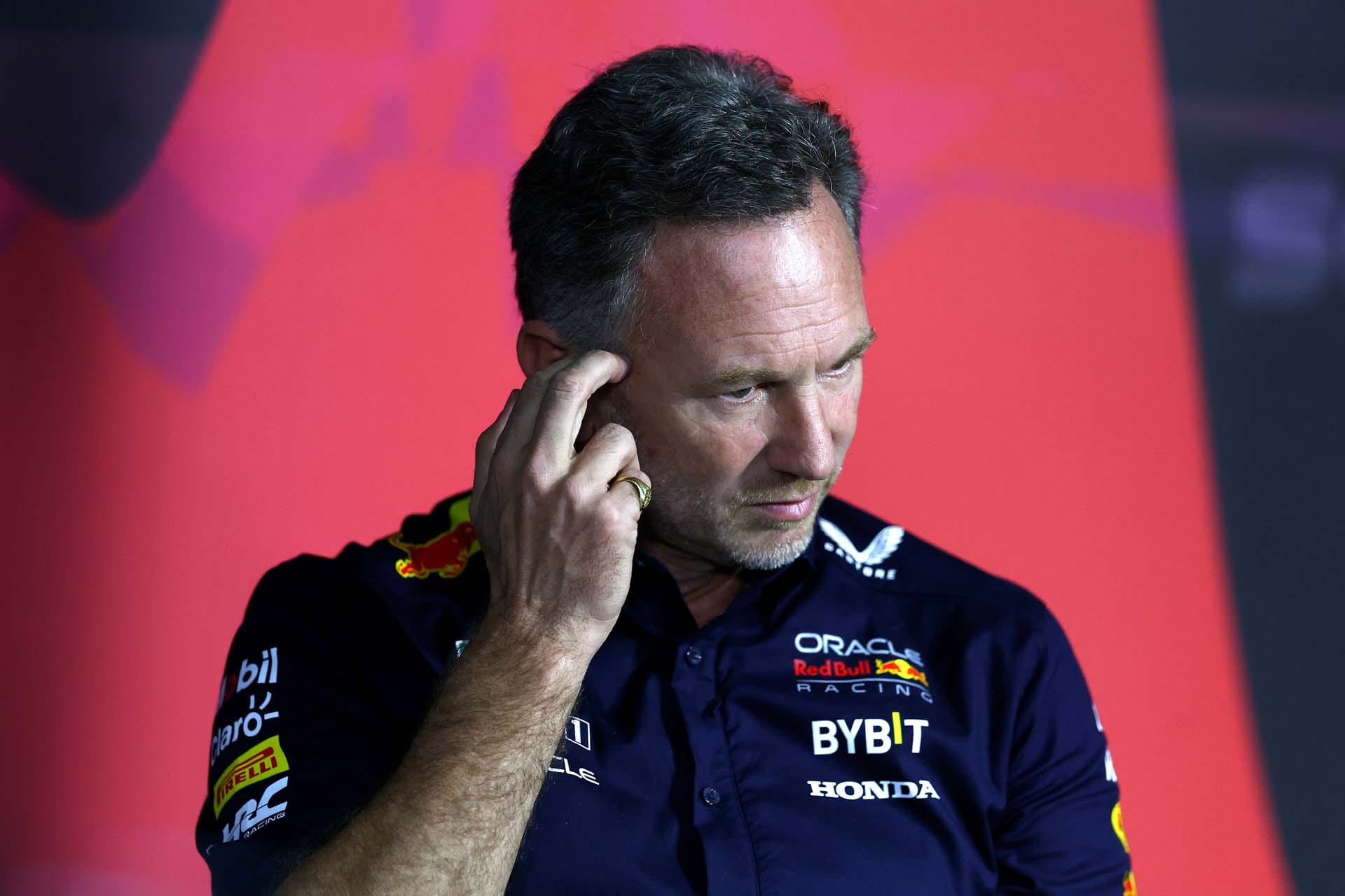 Horner vádlójának felfüggesztése a Red Bullnál: az F1 világban rengést okozó esemény.