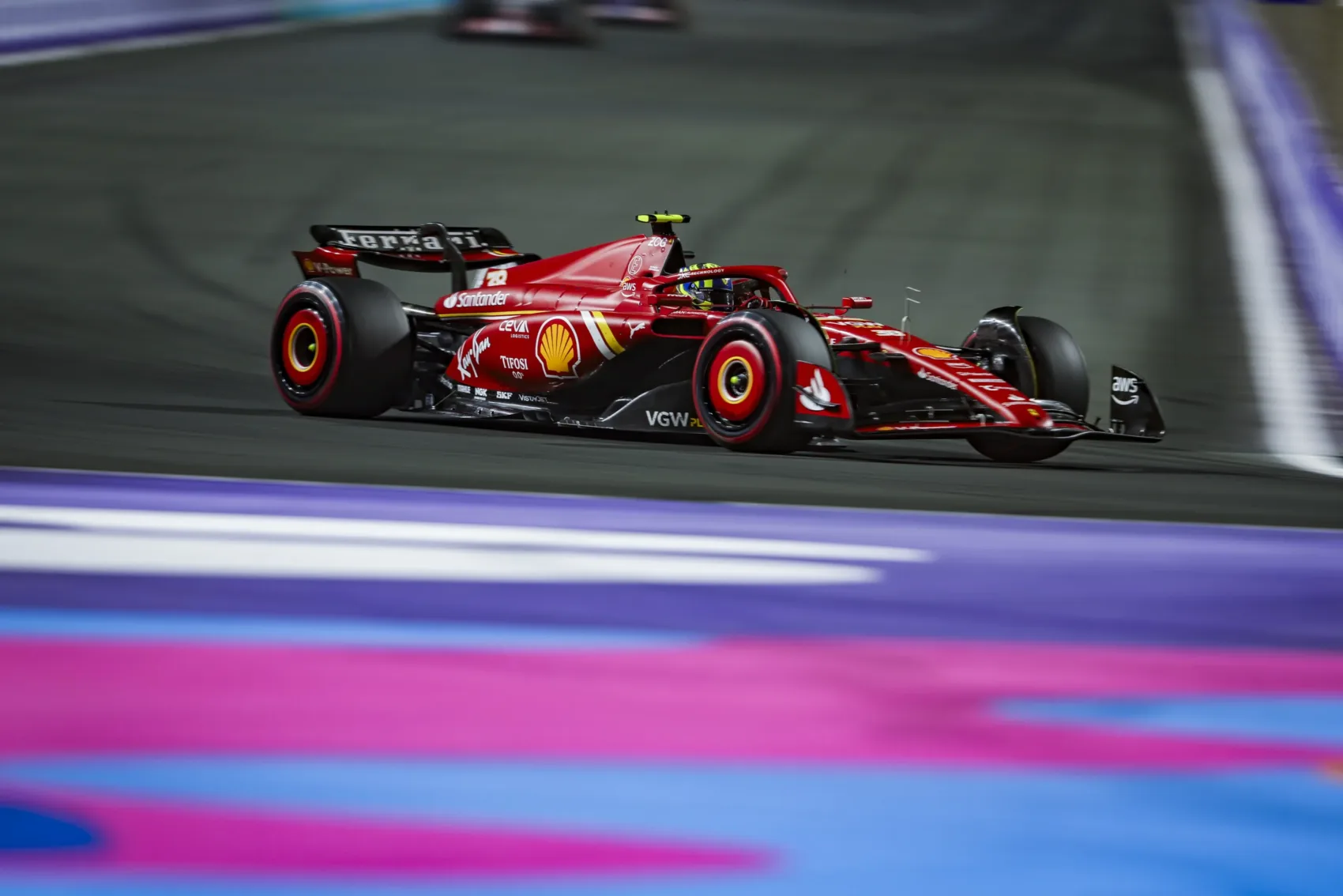 A „Ferrari csodatinijének feje szétverte a pilótafülke oldalát – Az F1 nem gyerekjáték” cím hatásos lehet.
