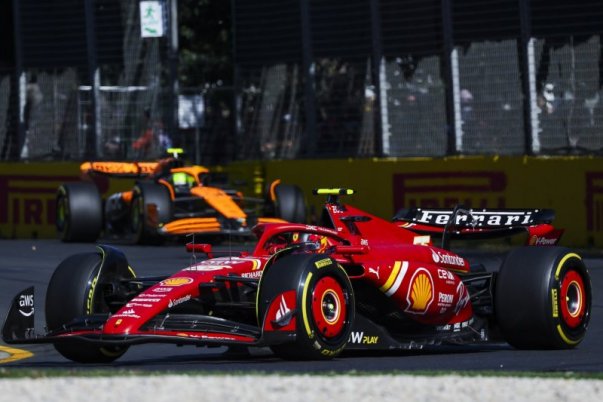 Sainz győzött, Verstappen búcsúzott az F1-es Ausztrál Nagydíjon