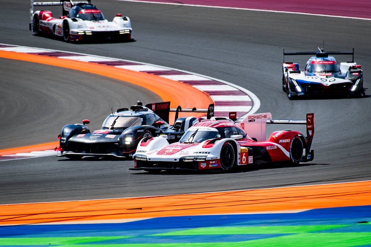 A „Porsche és Peugeot könyököznek a WEC szezonnyitó féltávjánál” cím hatásos lehet.