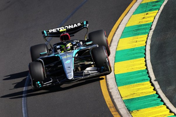A Formula 1 két arcát tükröző vasárnapi események: Mercedes feszültsége és Ferrari összhangja