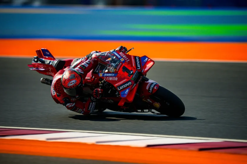 Bagnaia gyorsan az élen, Acosta kitűnően debütált az első futamán