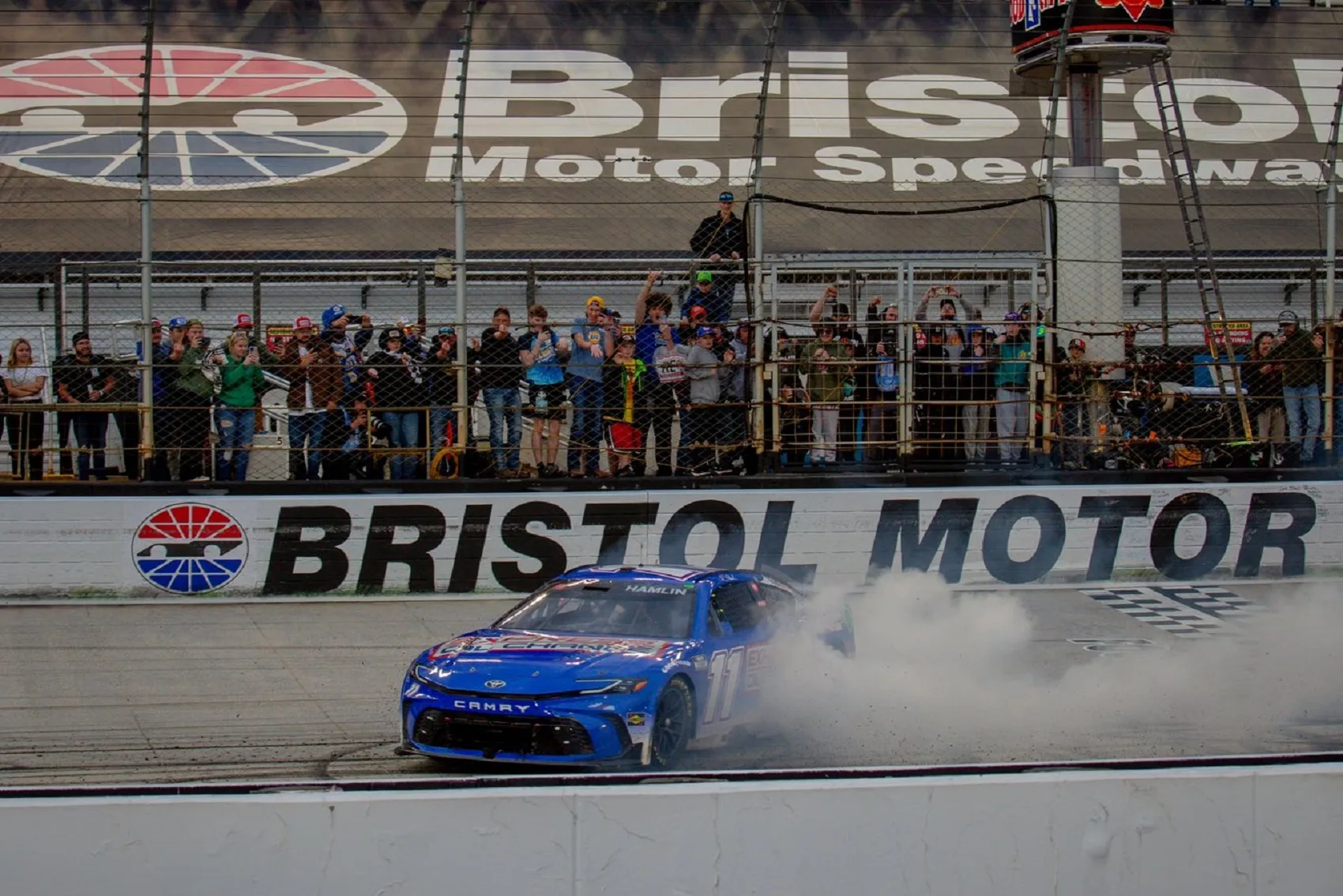 Denny Hamlin győzött a bristoli túlélőversenyen