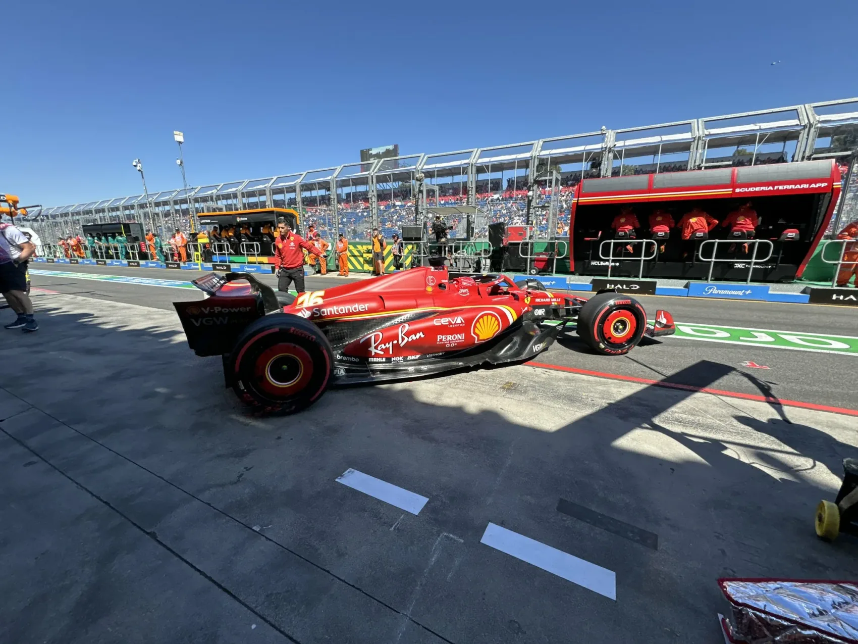 Verstappent eltaposták a Ferrari autók Melbourne-ben, míg Hamilton küszködött