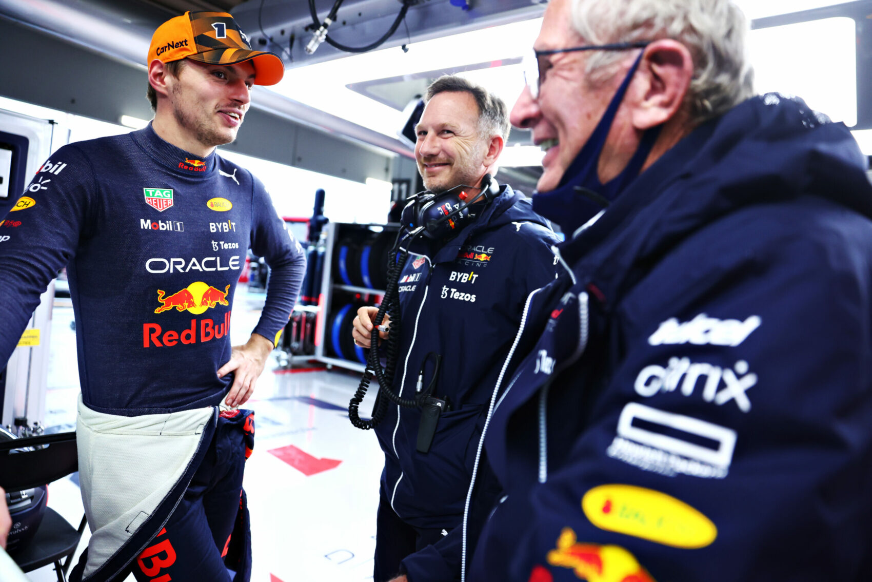 Az intrika a Formula 1-ben: Verstappen menekülési lehetőséget biztosított magának Horner háta mögött