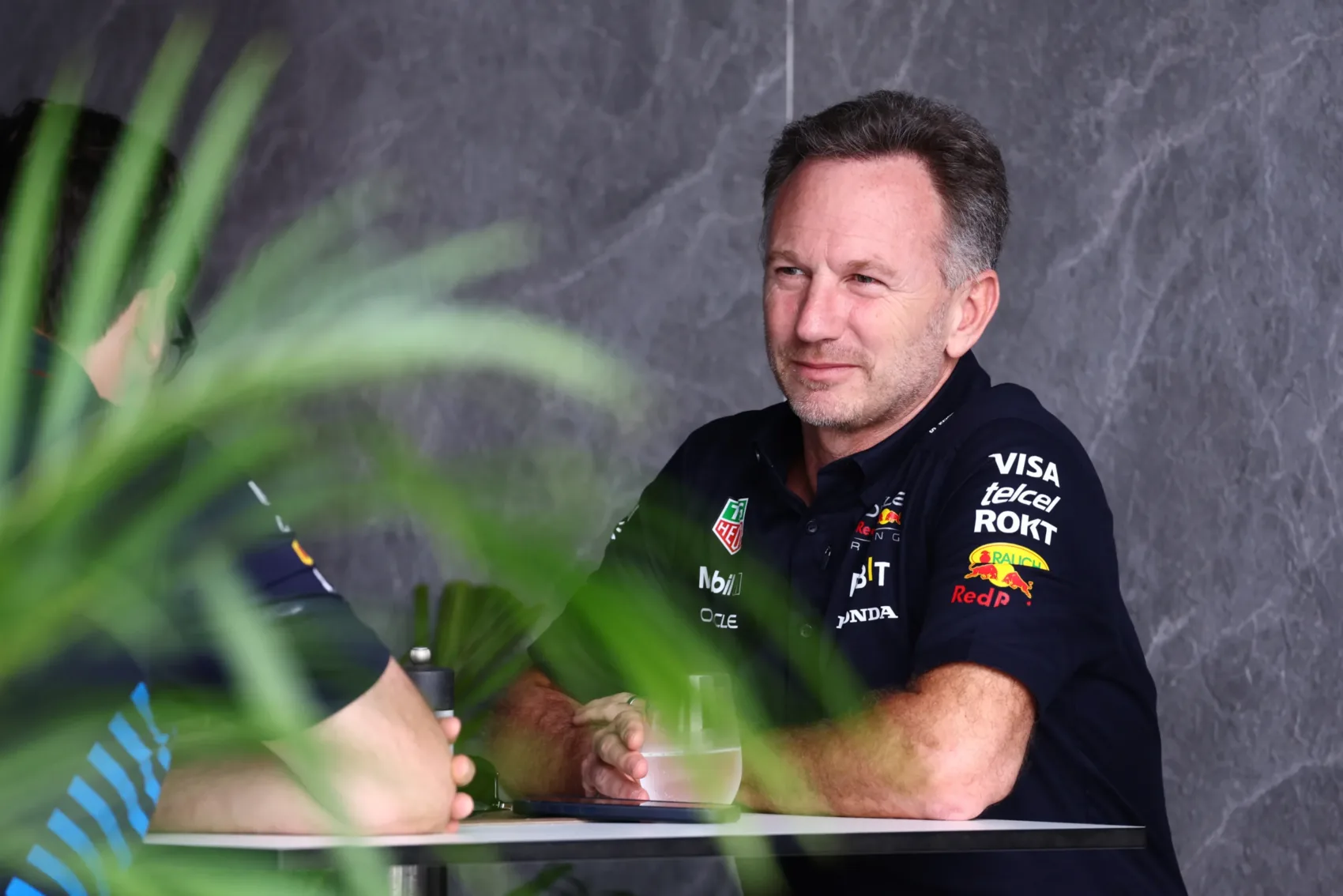 Vádló lépése az FIA-nál: Friss támadás Horner ellen a Red Bull csapatfőnöke vádlójától