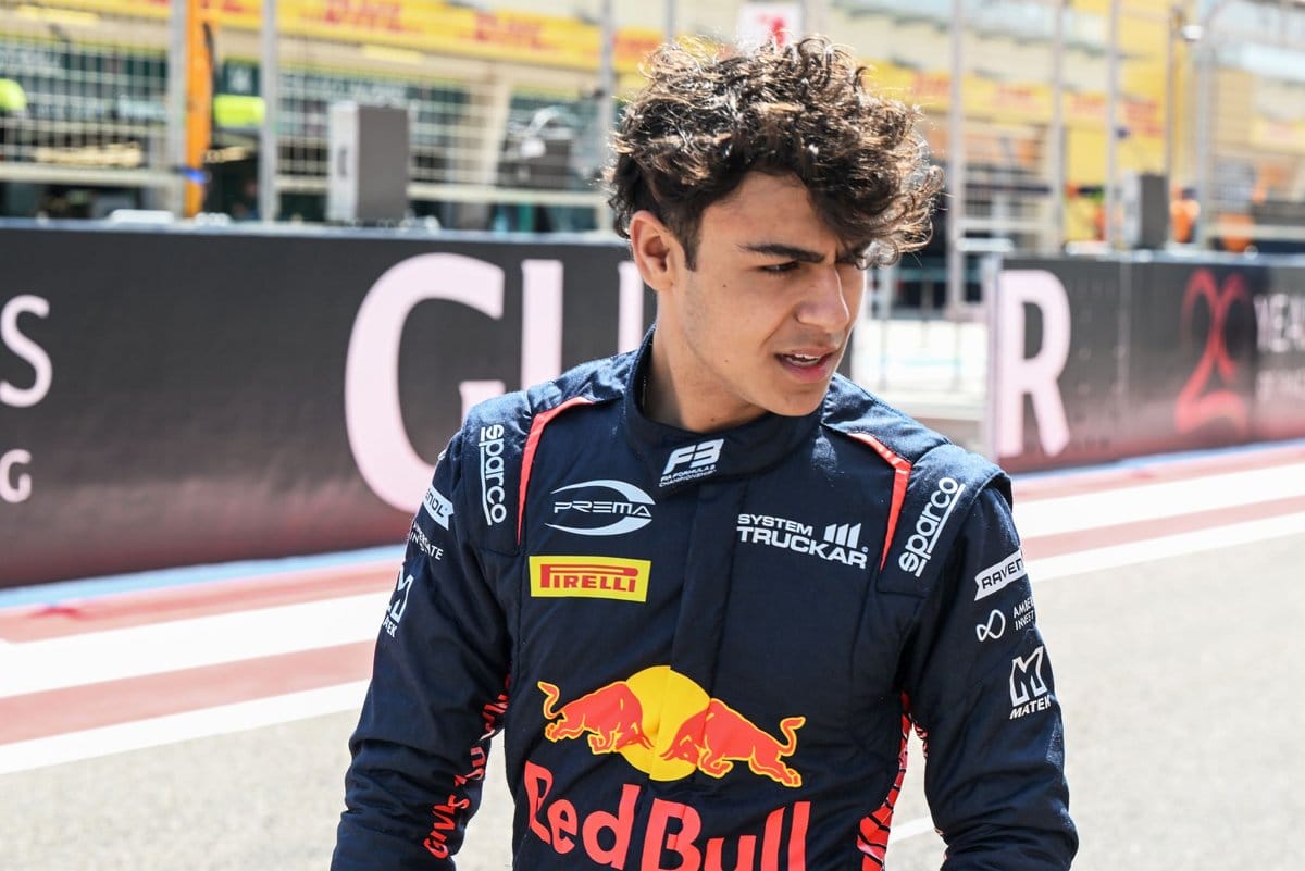 Lendületben: 16 éves Red Bull-junior debütáló győzelmet aratott a Forma-3 szezonnyitóján!