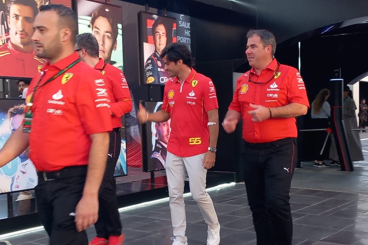 Carlos Sainz jövőjét firtató tárgyalások a csapattal – Sajtóvisszhang a legújabb hírek szerint