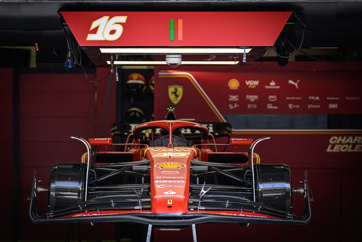 Az „Újításokban gazdag: A Ferrari legújabb autója a csúcstechnológia képviselője” cím lehetne hatásos a témához.