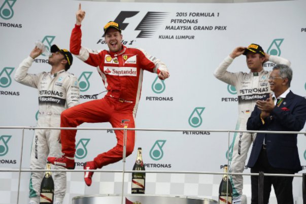 Vettel visszatérésének diadala: Győzelmet arat a második ferraris futamán a F1-ben