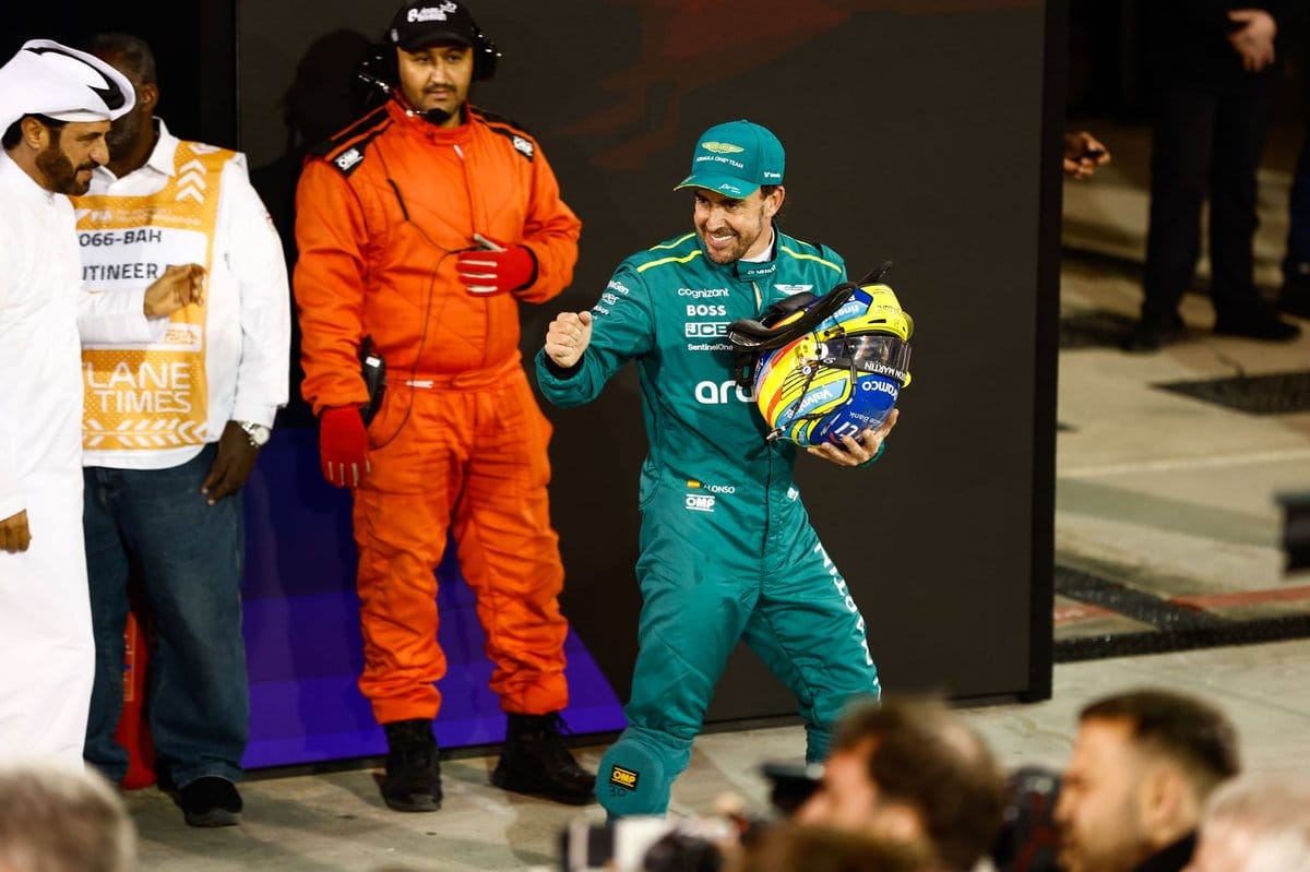 Az „Alonso meglepett a csapat teljesítményével – Nem számítottam arra, hogy ennyire versenyképesek leszünk” címet javaslom erre a témára.
