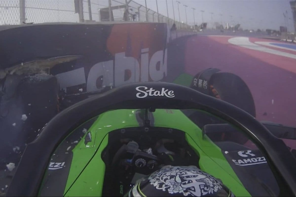 Hatalmas karambol a szaúdi GP-n, Verstappen vezet Leclerc előtt az élen