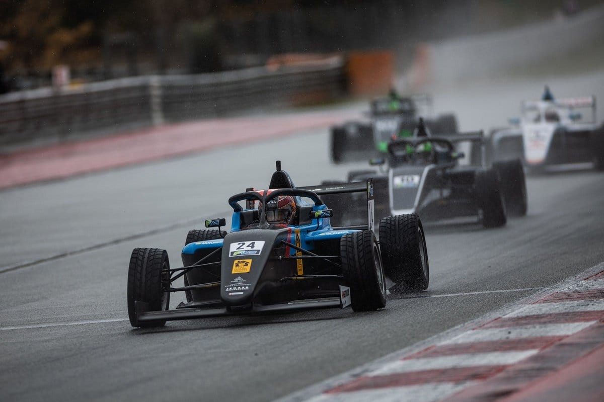 Hideg Ádám lenyűgöző győzelmet arat a Formula 4 Winter Series barcelonai fordulójában