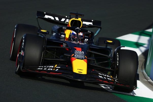 Az „Elbűvölő Verstappen az élen Dzsiddában” cím hatásosan hangsúlyozza a versenyző által elért kimagasló teljesítményt és a verseny aktuális helyzetét.