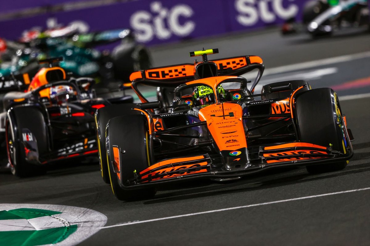 Utasítások szerint, hogy „1 tizeden belül a top 6 az ausztrál FP1-en, csúnya autótörés miatt piros zászló” címet „Szoros küzdelem a top 6-ban az ausztrál FP1-en, melyet piros zászló szakított félbe” formában adjam vissza.