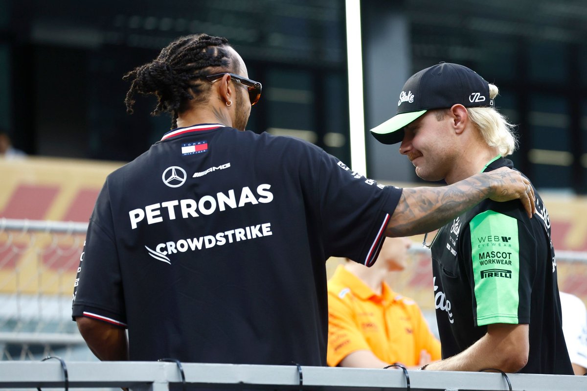 „Hamilton kritikusai a csapattárs szerepét hangsúlyozzák: ‘Könnyű, ha egy Bottas a csapattársad…’”
