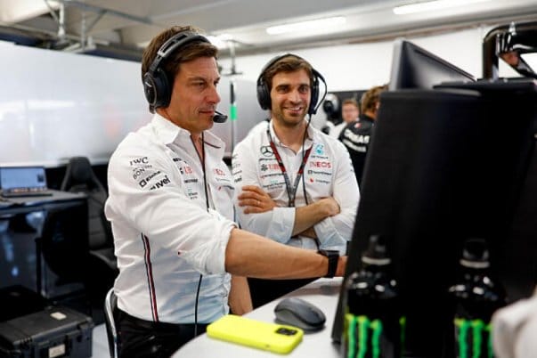 Wolff a Mercedes jobbkezét elcsábítja a Ferraritól