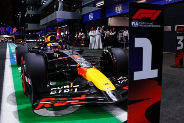 Az F1-es Szaúd-arábiai Nagydíj izgalmas rajtrácsa a pole pozícióból