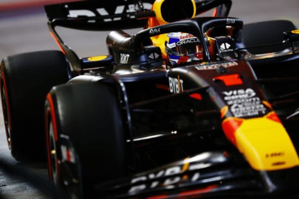 Verstappen megszerezte az F1-es szezon első pole-pozícióját Leclerc előtt