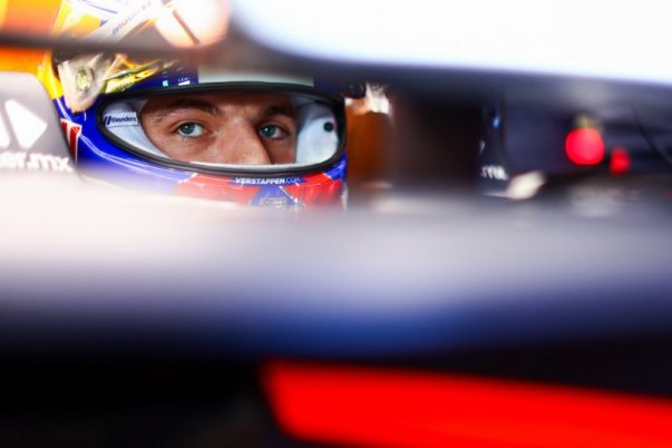 Verstappen exkluzív pole positionban Bahreinben, McLaren teljes uralma a szombati F1 versenyen