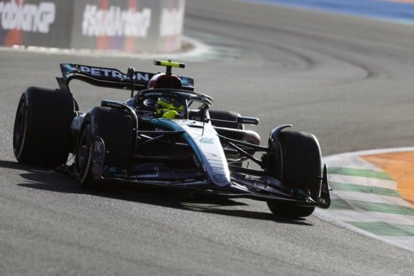 Hamilton kétségek közt a Mercedes hátsó részével kapcsolatban