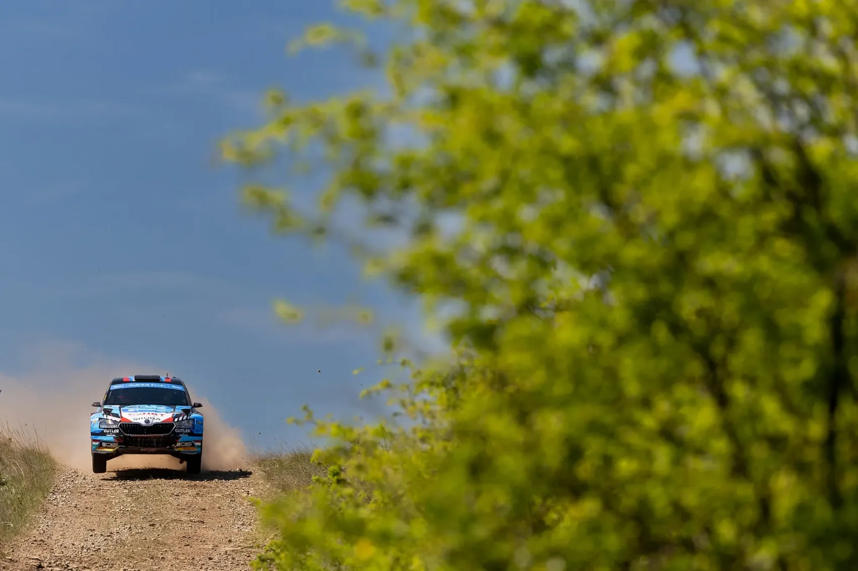 A Toyotás versenyzők az élen a V-Híd Rally Hungary-n, Csomós pedig hatodik az első nap végén