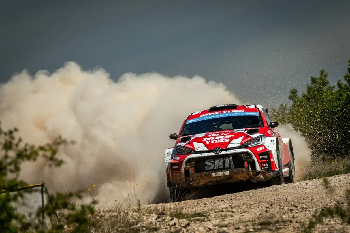 Sesks hatalmas drámát követően az élre állt a V-Híd Rally Hungaryn, Csomós a negyedik helyen!