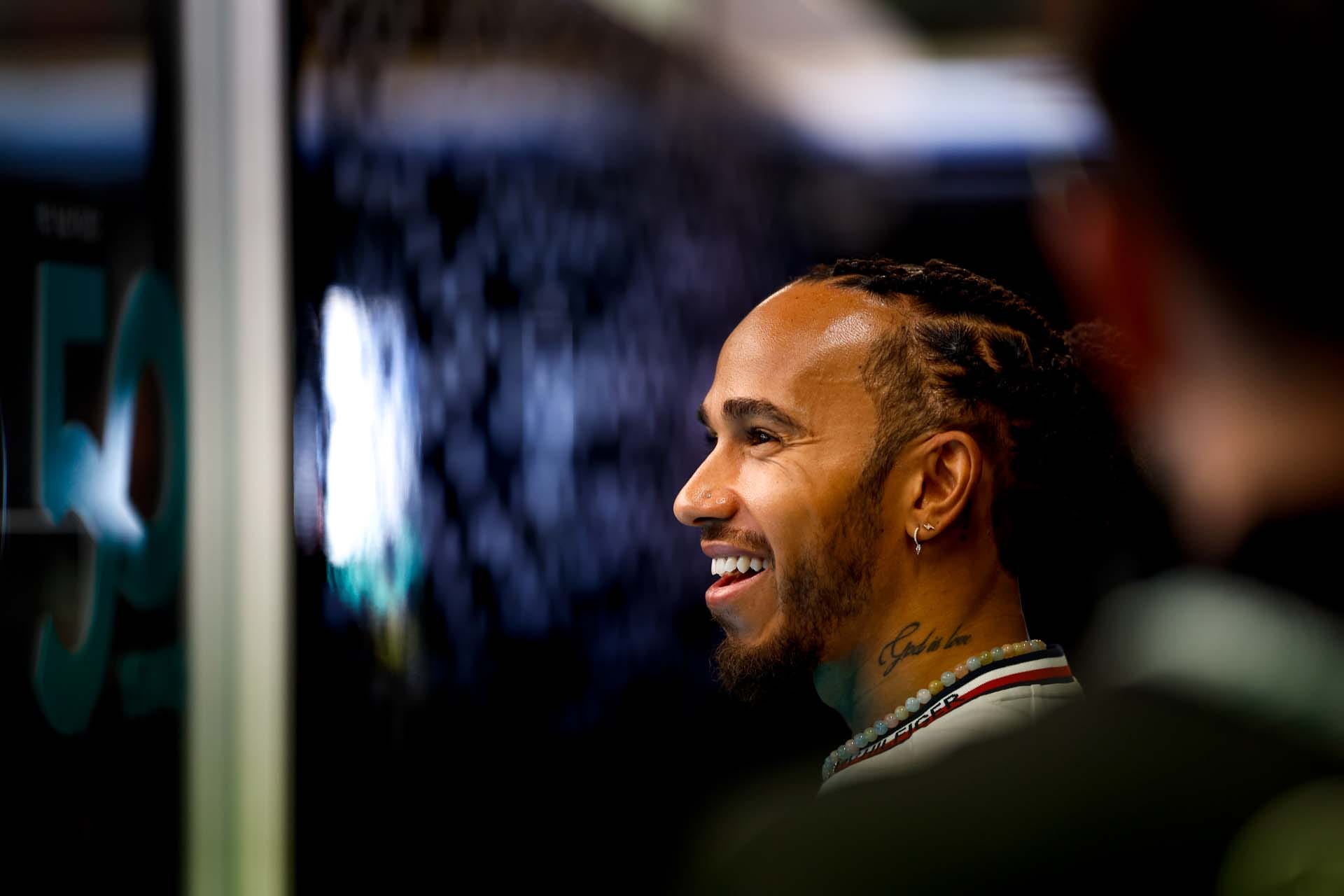 Hamilton kezdi titkolózni dolgokat a Mercedesnél