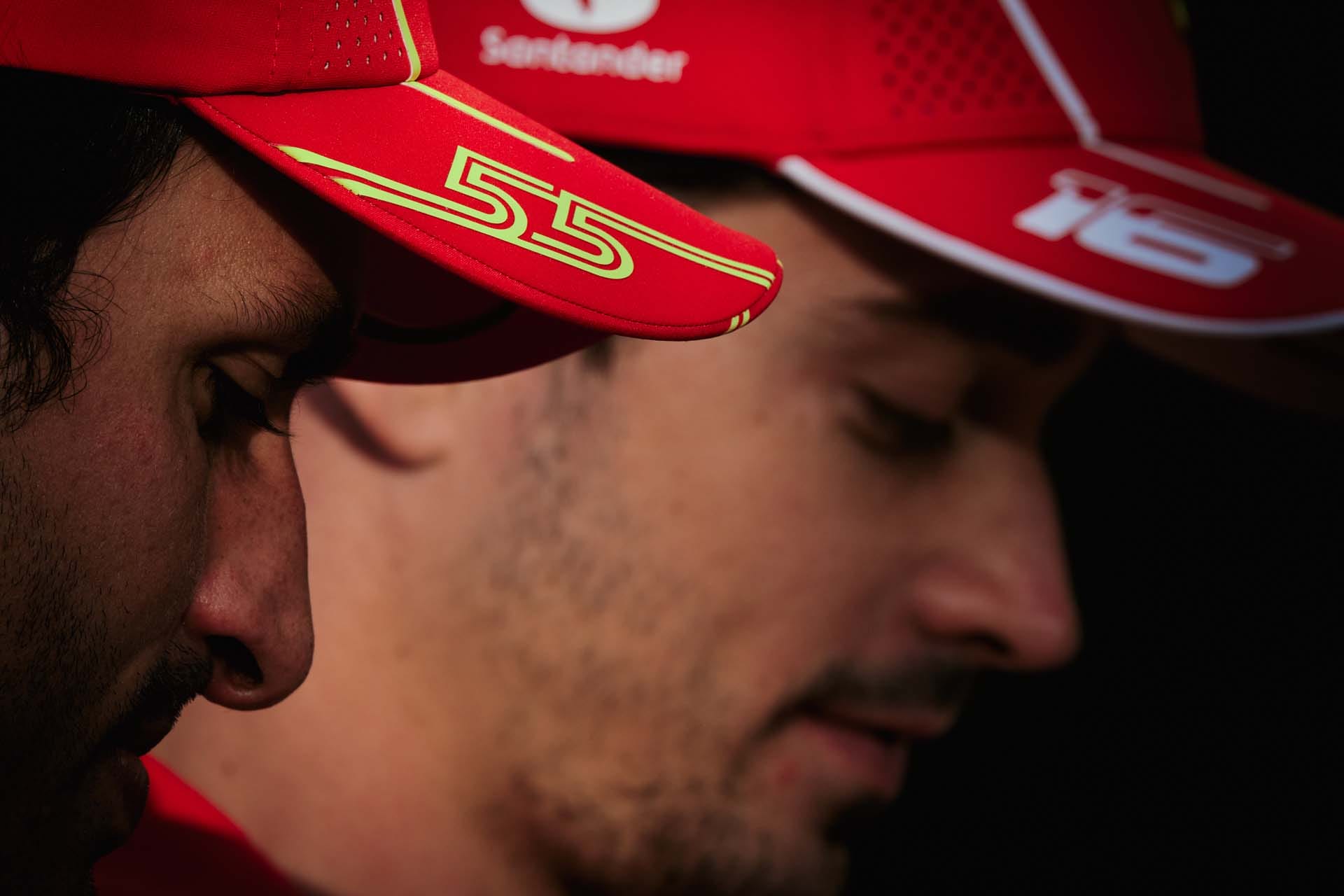 Viharos kapcsolat: A Ferrari pilótái közötti összetűzés és ellentmondás a történtek mögött