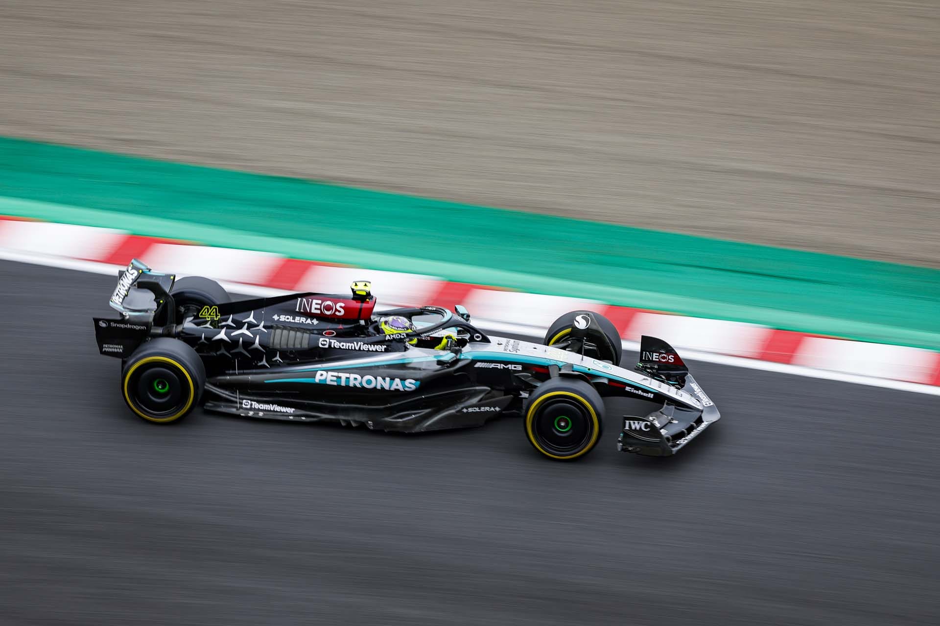 A Mercedes döntéshelyzetben: Hamilton utódja kiválasztása nehézségei a gyenge teljesítmény miatt