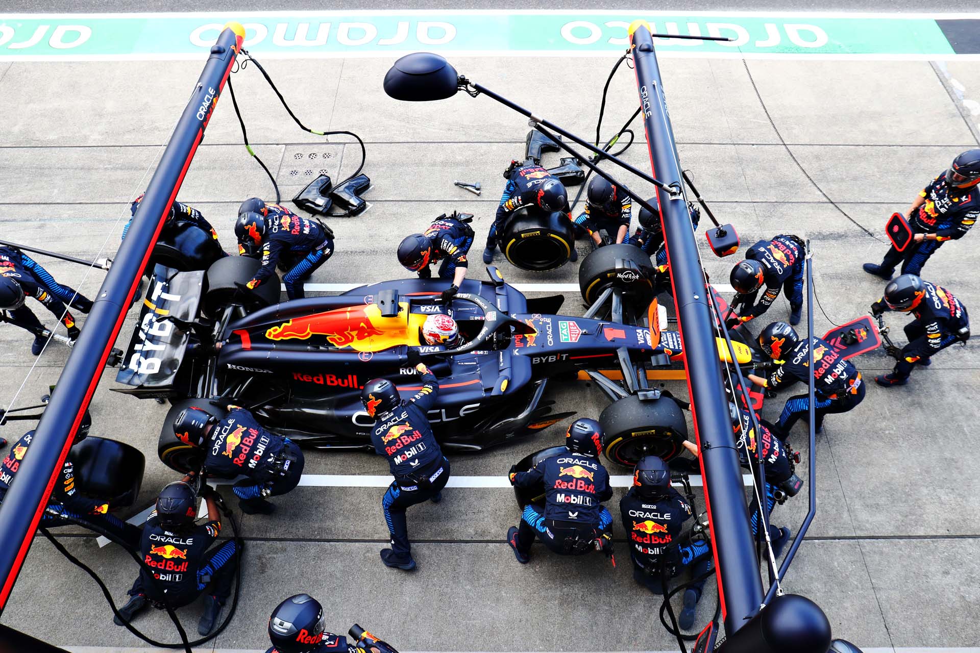 Az „A Red Bull fölénye a kínai pályán”hatásos cím lehetne erről a témáról.