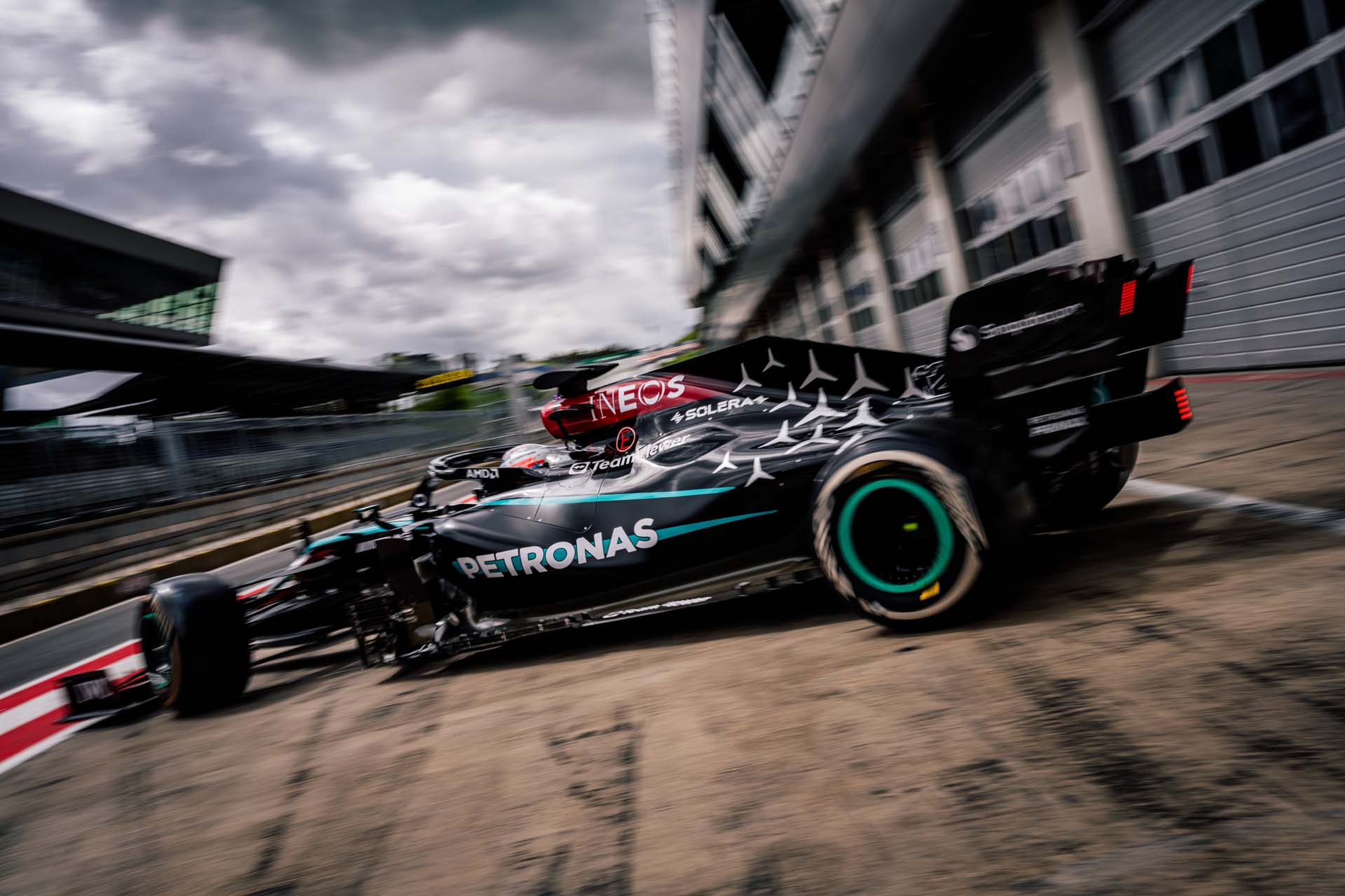 A 17 éves tehetség tesztelte a Mercedes F1 autóját Hamilton üléséért