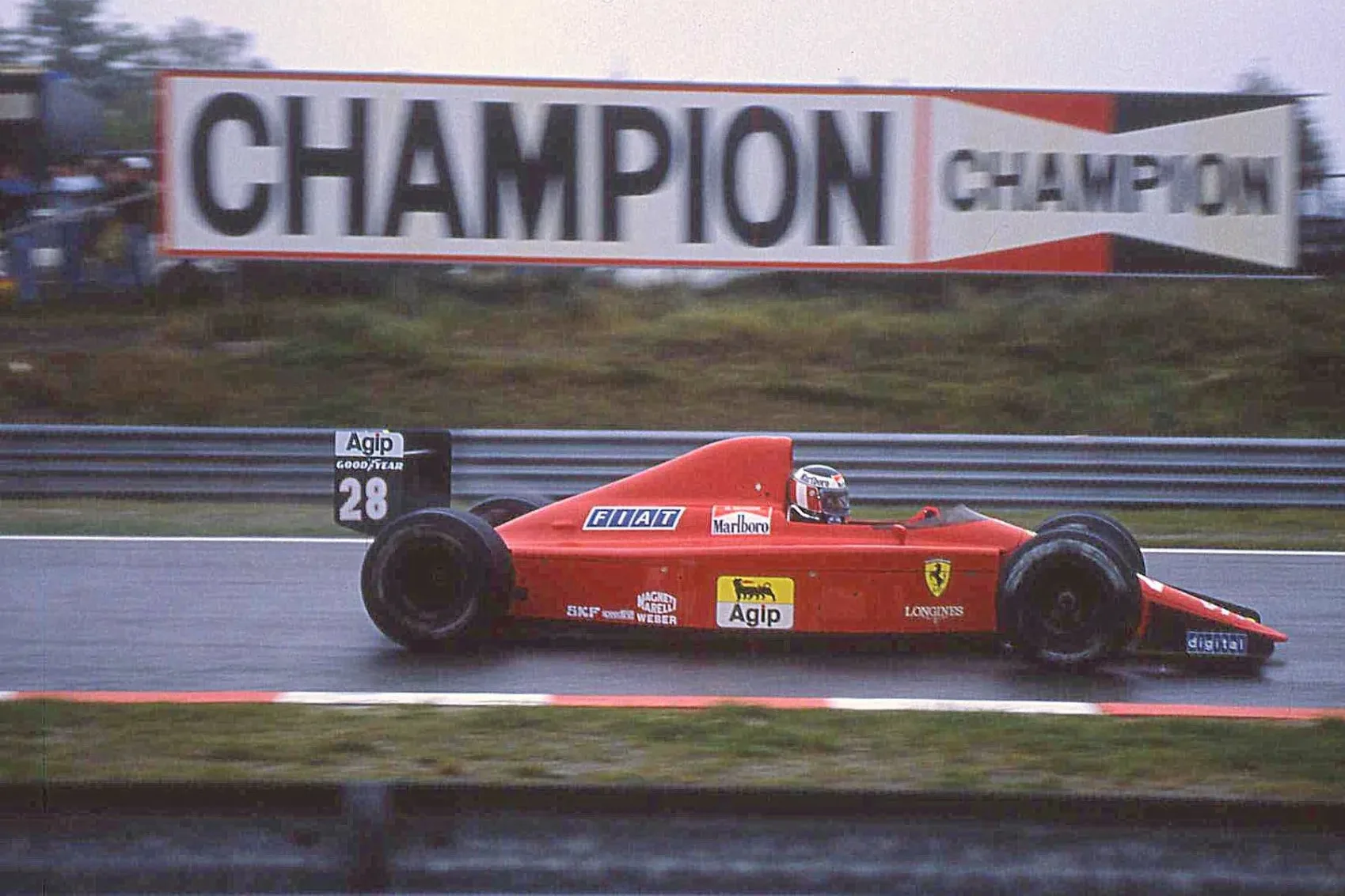 Különleges V12-es Ferrari úttörő teljesítménnyel Goodwoodban
